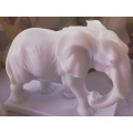 Estátua de elefante de mármore branco